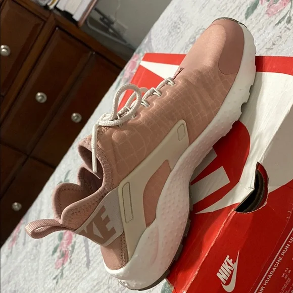 Nike Women's Pink Sneakers - Picture 4 of 7